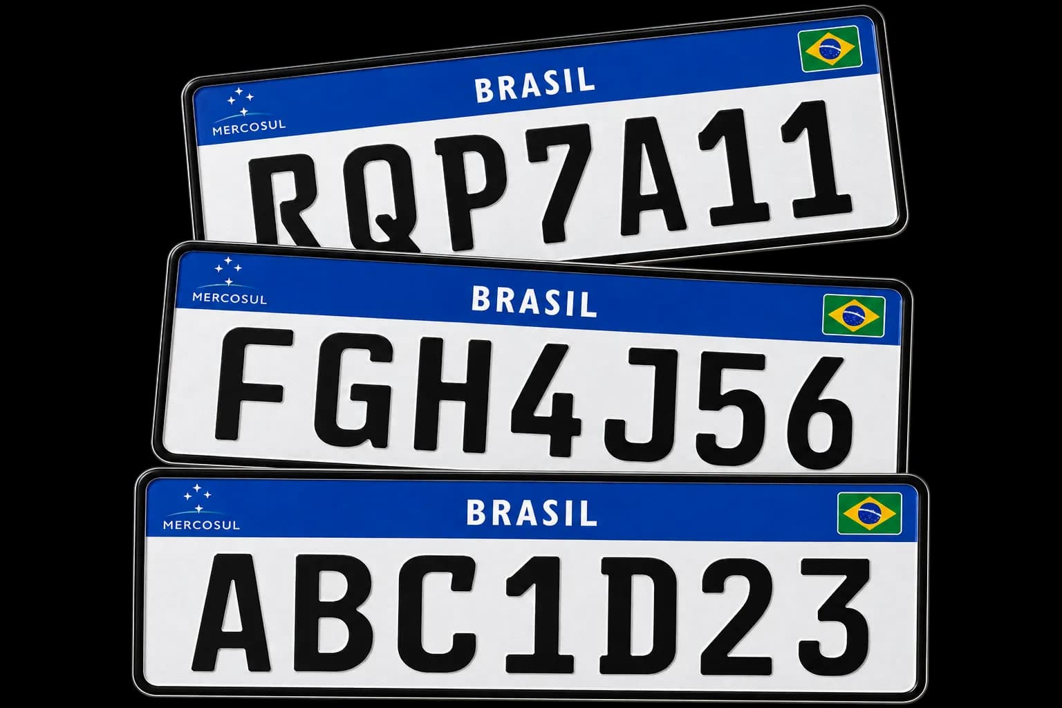 Três placas Mercosul empilhadas, uma para cada veículo cadastrado na mesma conta.